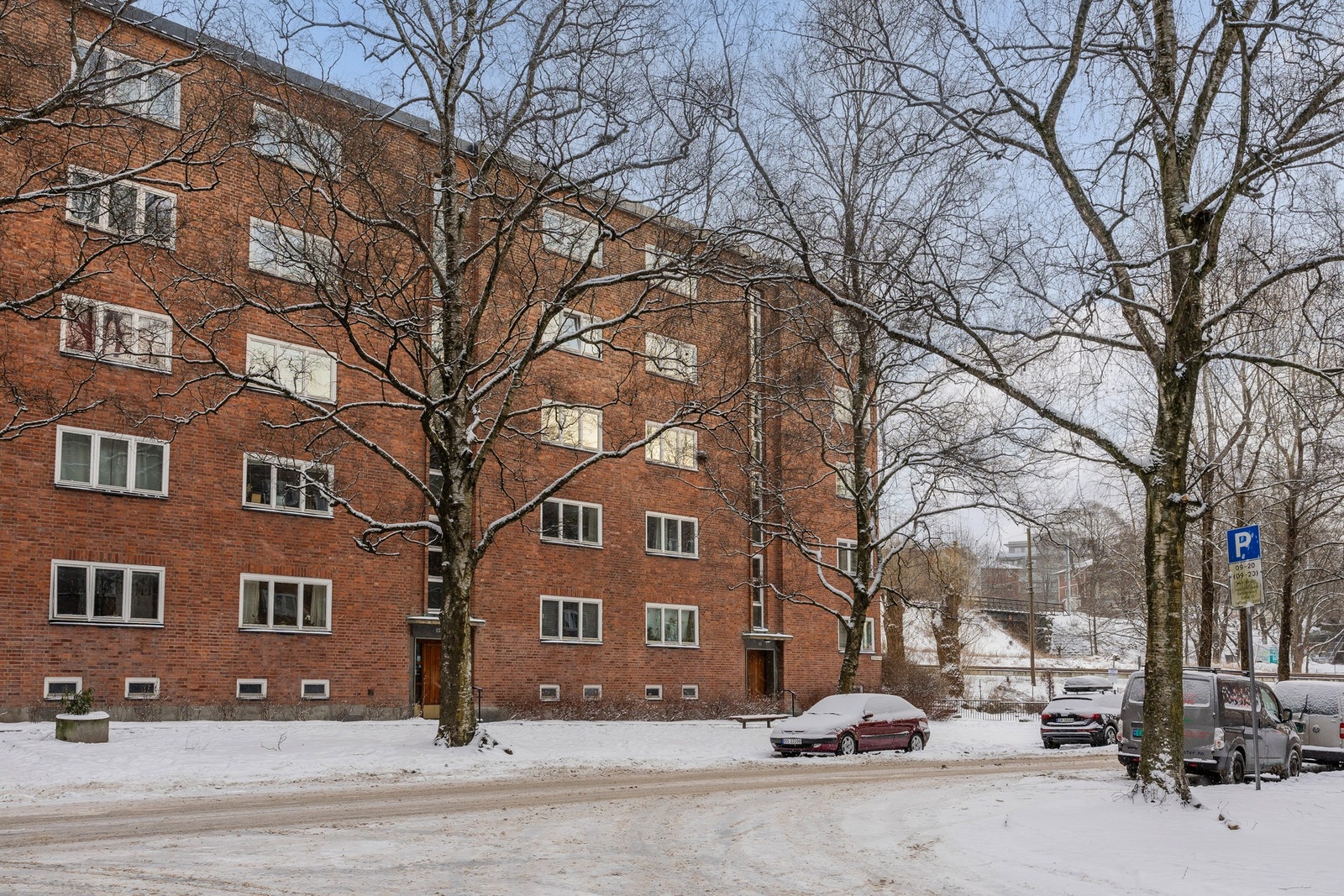 Sameiet har til utleie fire plasser i garasje og 26 biloppstillingsplasser, ca. halvparten med motorvarmer. Plassene blir fordelt etter venteliste. Ifølge styreleder er det pr.14.01 én ledig plass. Prisene er 400,-/mnd. for utvendig plass. Galleribilde