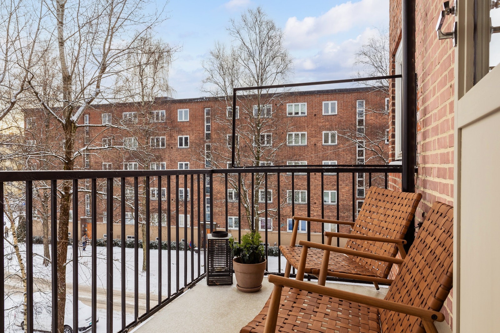 Balkongen vender ut mot sameiets pent opparbeidede fellesarealer Galleribilde