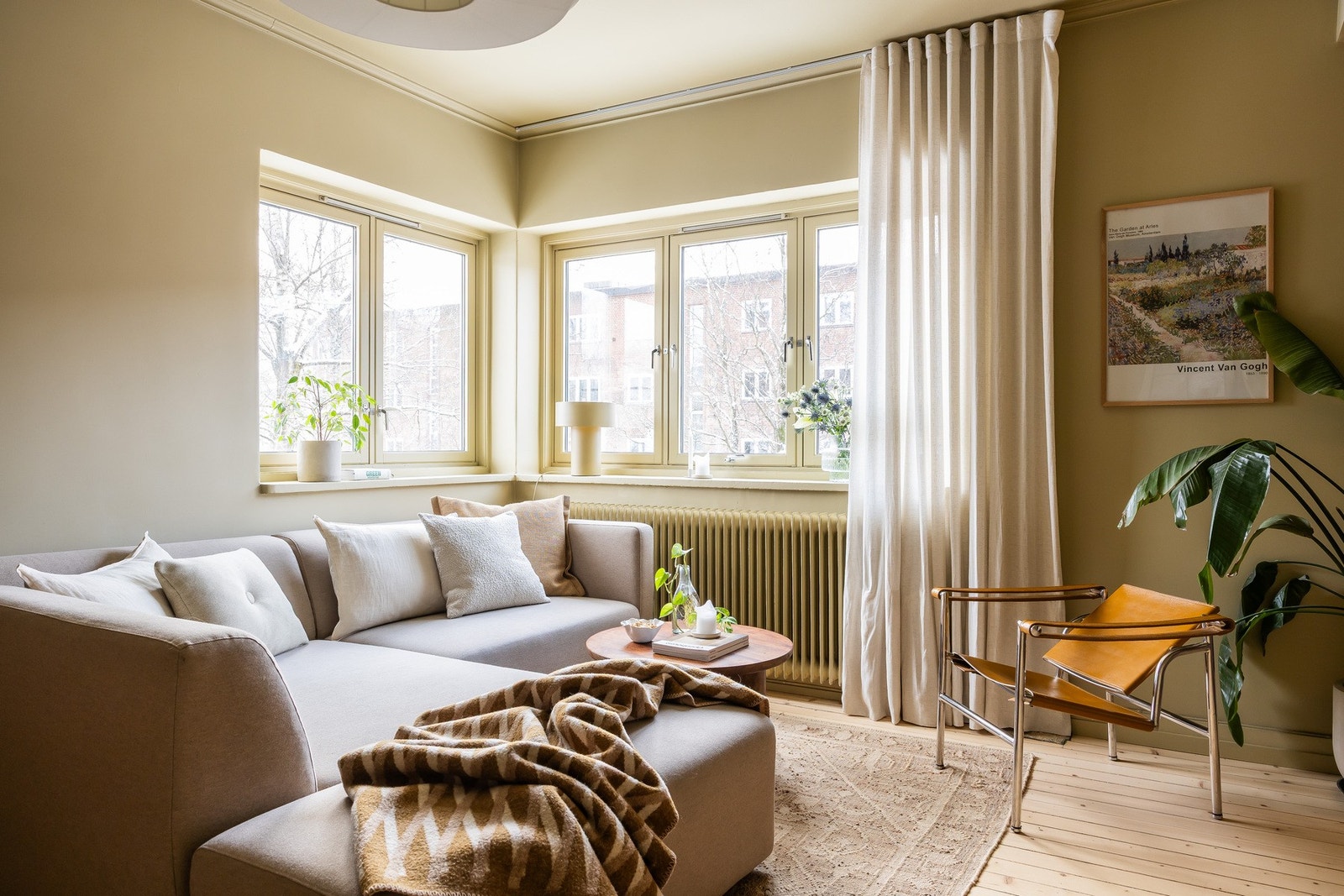 Dette er en endeleilighet med store vindusflater som gir rikelig med lysinnslipp Galleribilde