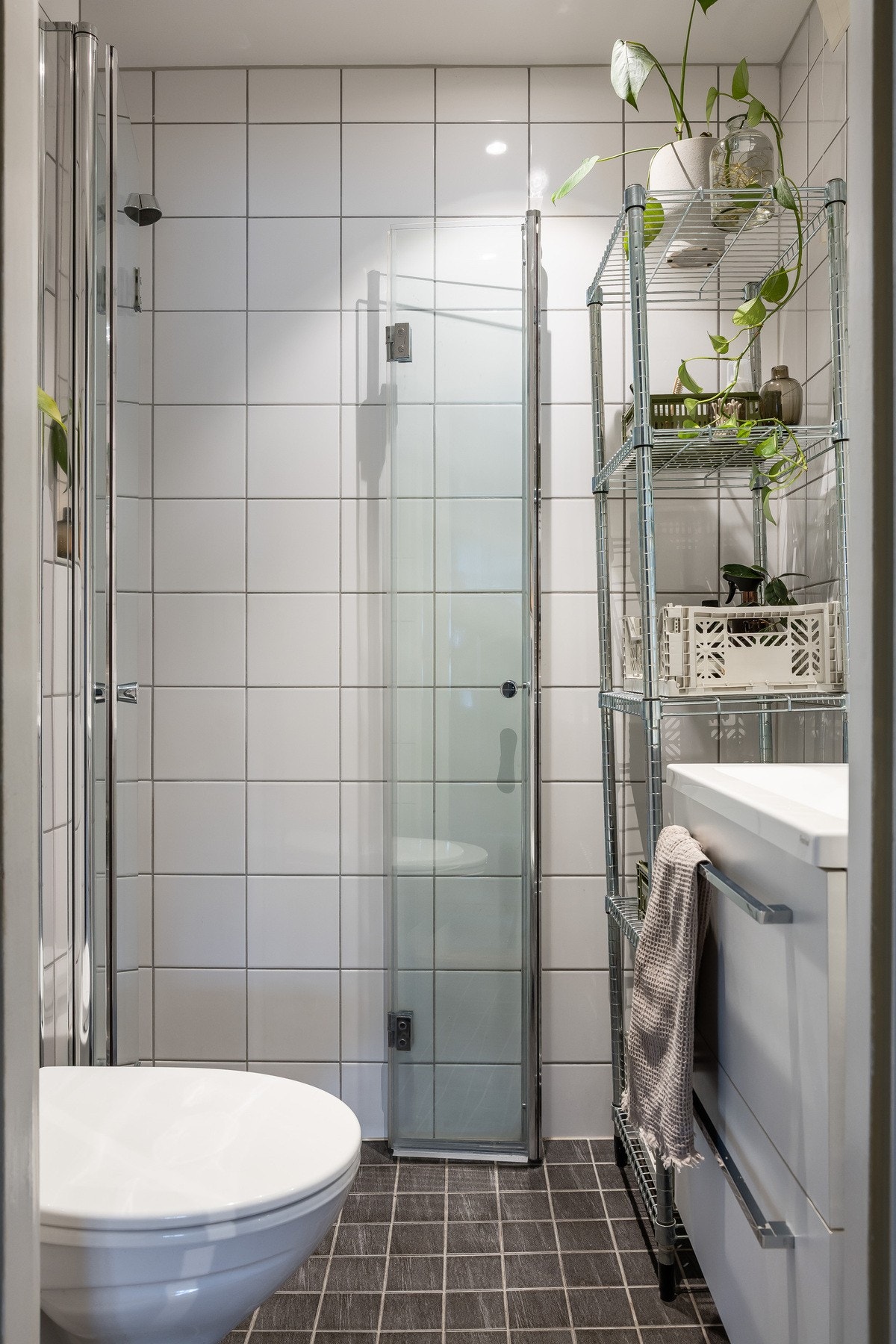 Pent flislagt bad med varmekabler i gulv som ble pusset opp i 2016 i regi av sameiet Galleribilde