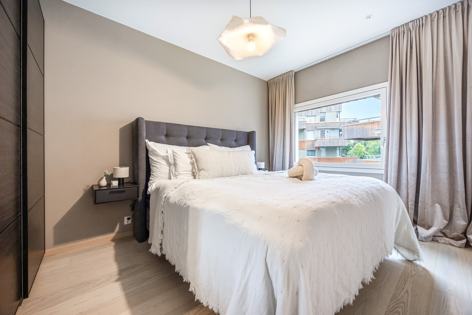 Romslig hoved soverom med skyvedørsgarderobe som medfølger. Galleribilde