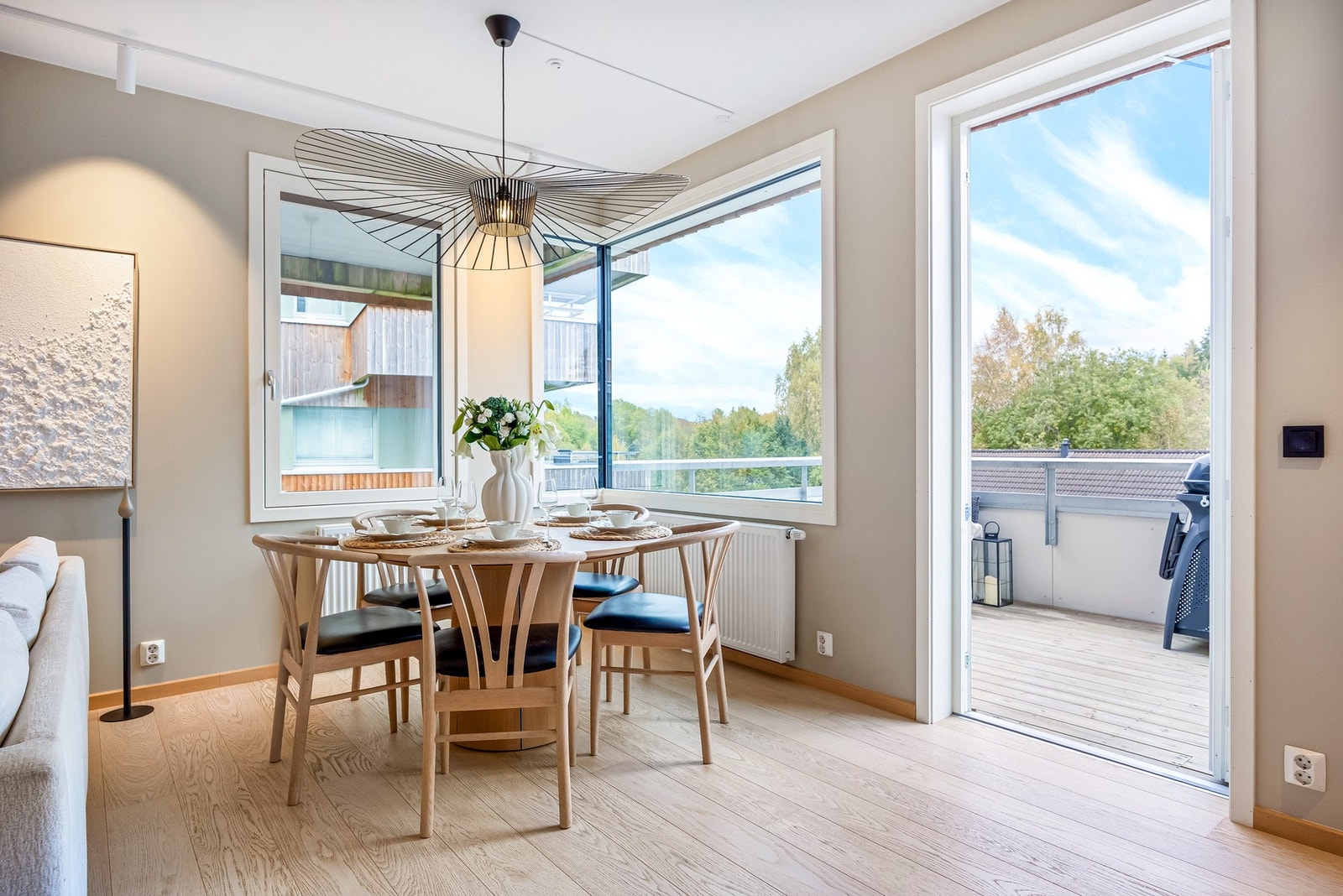 Leiligheten er i åpen planløsning, gode solforhold, god intern beliggenhet og nærhet til togstasjon. Galleribilde