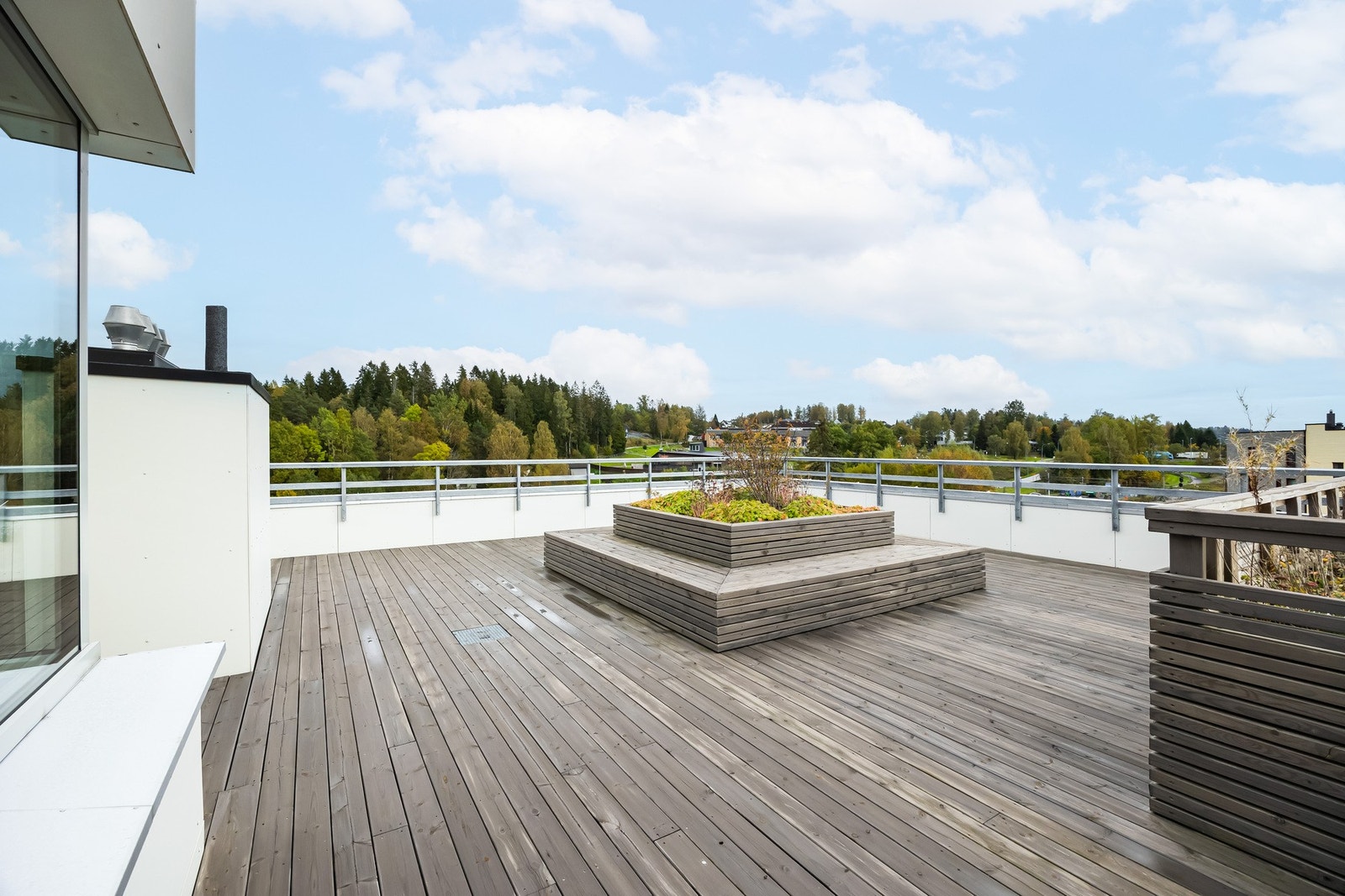Det er felles takterrasse i bygget. Her har du sol fra morgen til kveld. Galleribilde