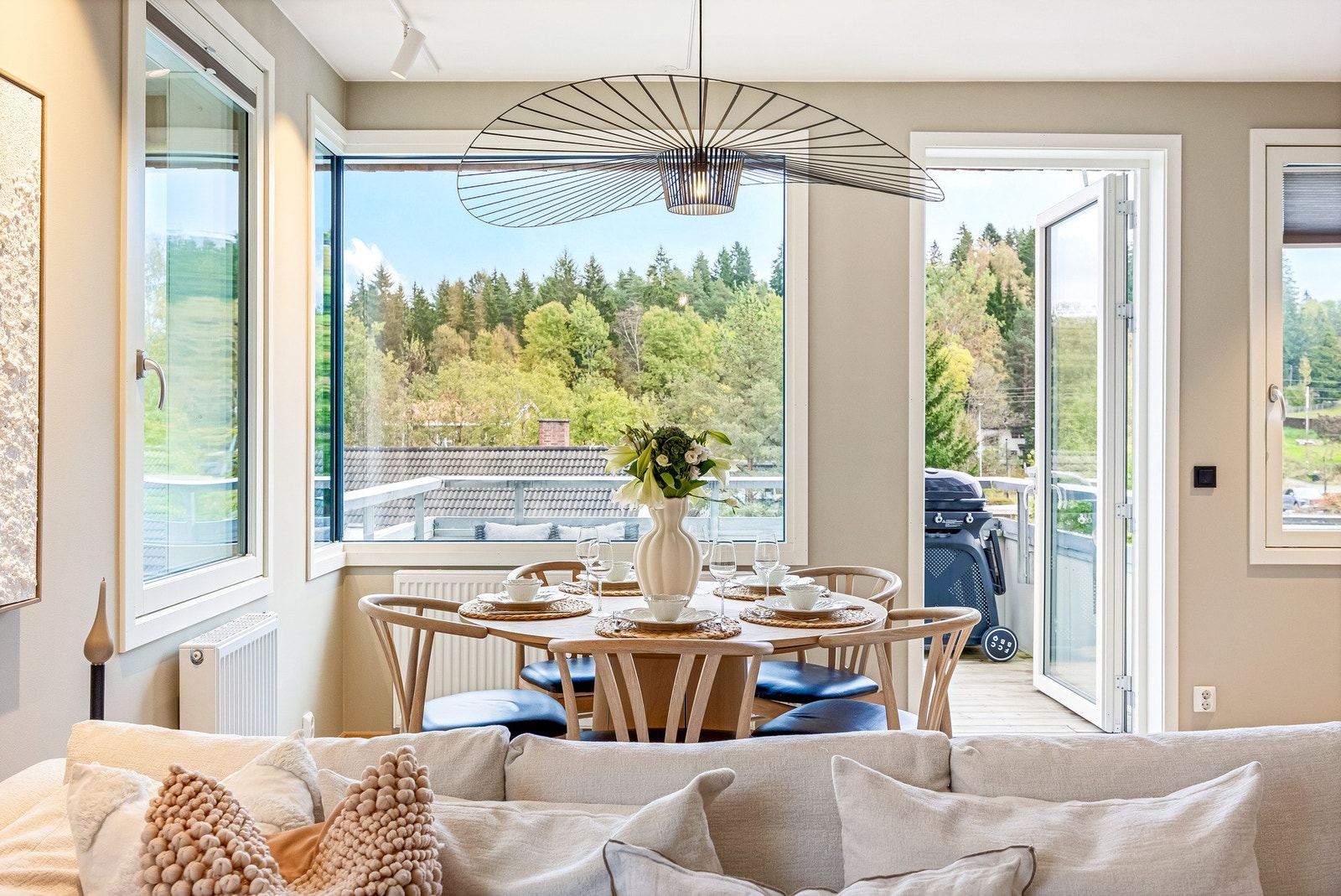 Utgang fra stue/kjøkken til balkong på 8 kvm. Galleribilde