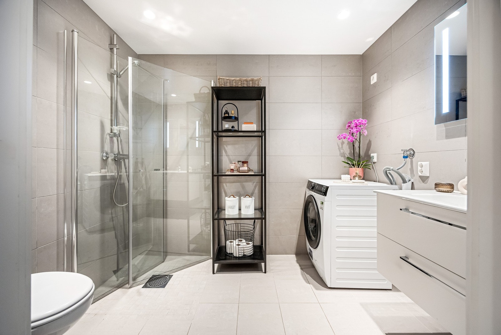 Badet er fra byggeår. Dokumentasjon: eier har FDV dokumentasjon som følger boligen ved salg. Galleribilde