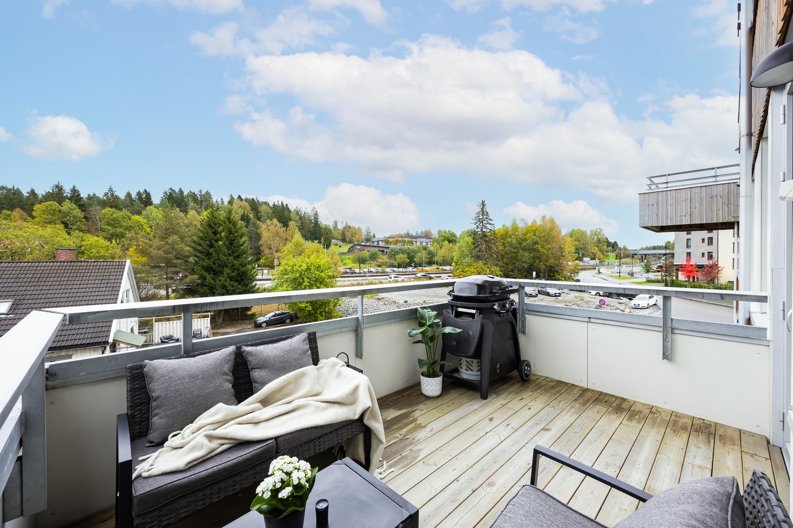 Barnehage og skole på andre siden av veien. Togstasjon med 2 min gange. Galleribilde