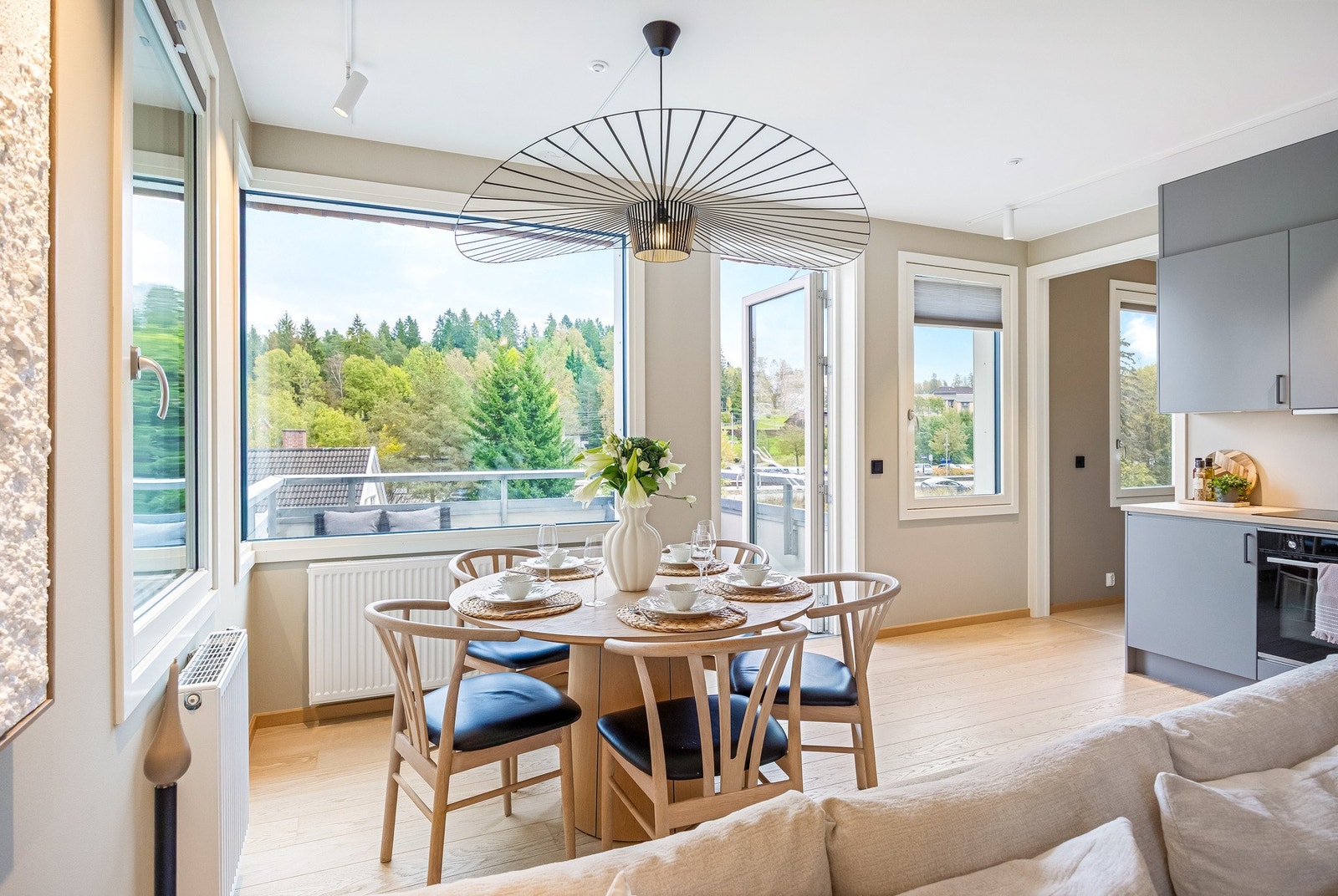 Innvendig er det gulv av parkett og malte trevinduer med 3-lags glass. Galleribilde