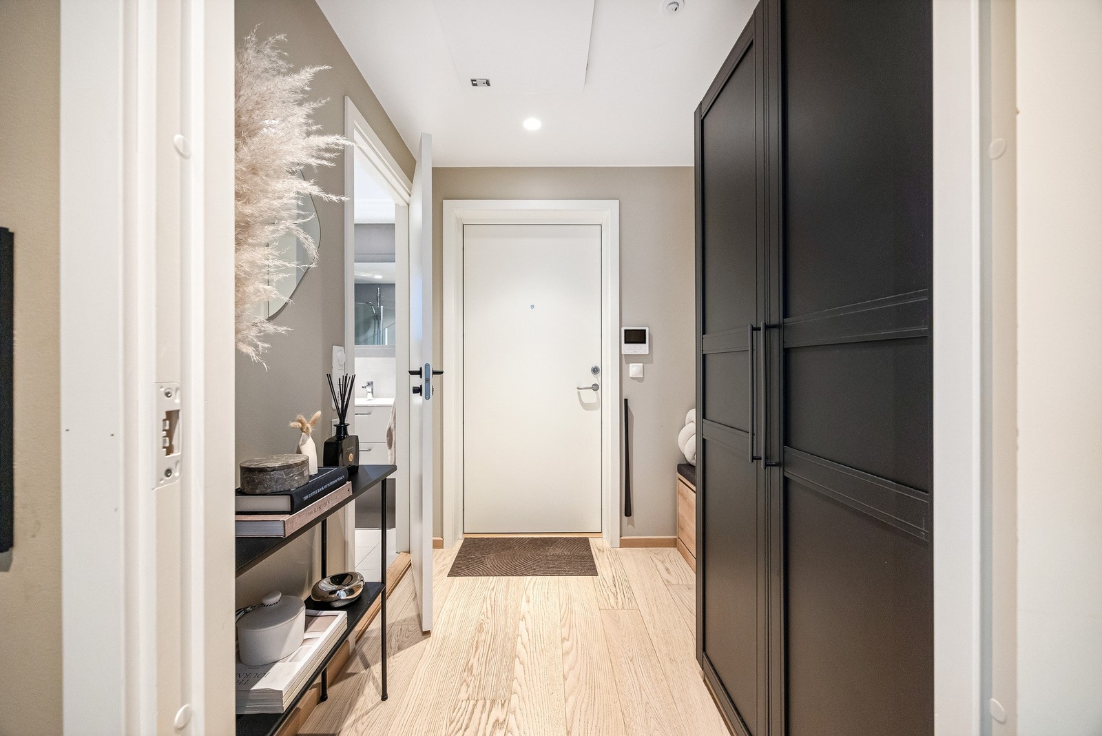 Fra gang er det direkte adgang til hovedbad. Galleribilde