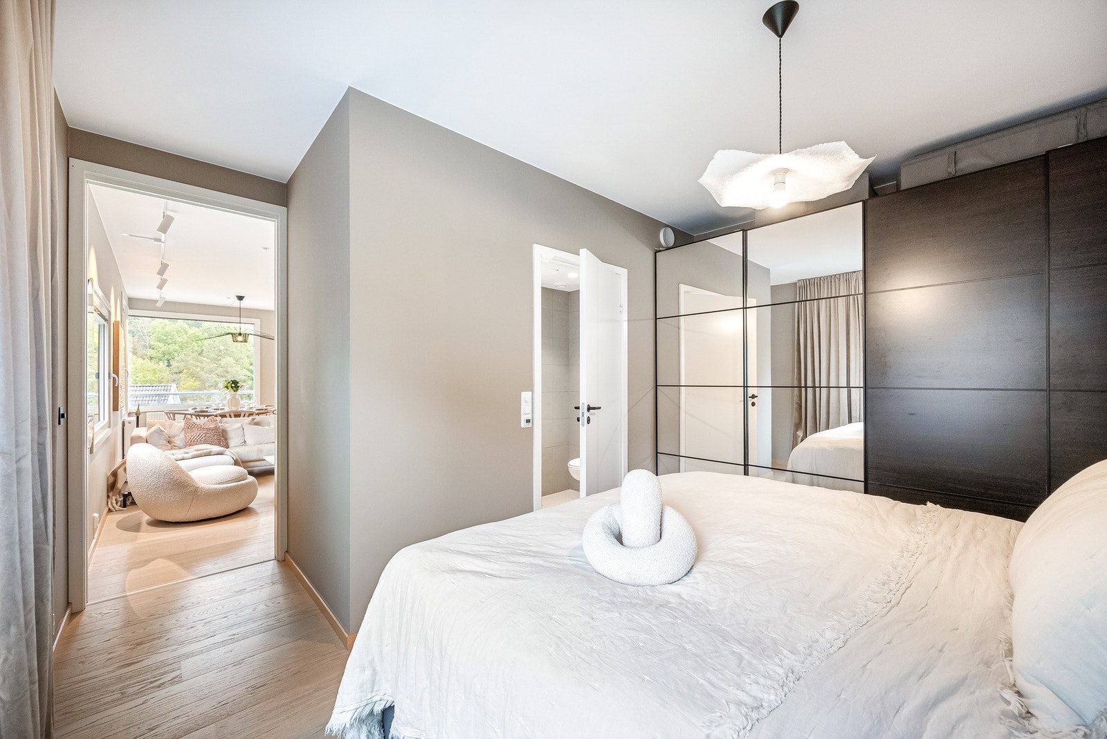 Soverommet har direkte tilgang til bad nr 2 som har dusj, Wc og vask. Galleribilde