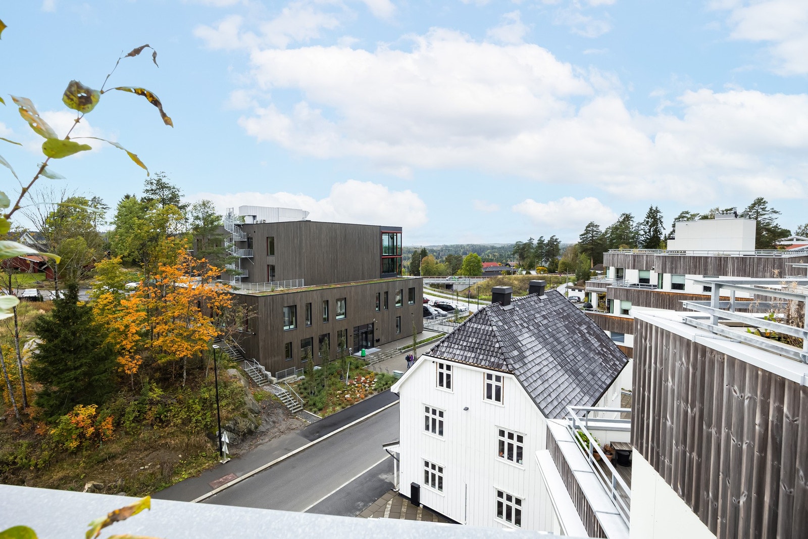 Områder byr på fasiliteter som treningssenter, matbutikk, apotek, pizzeria , cafe etc.. Galleribilde