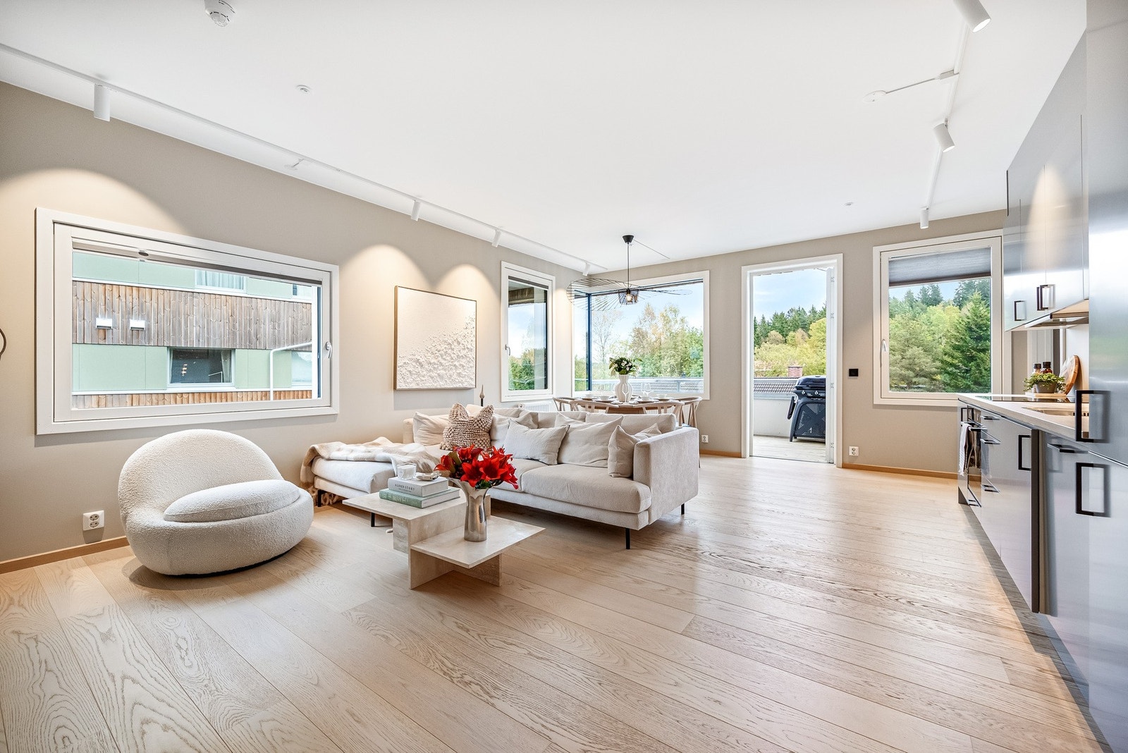 Oppvarming av boligen via fjernvarme til radiatorer. Galleribilde