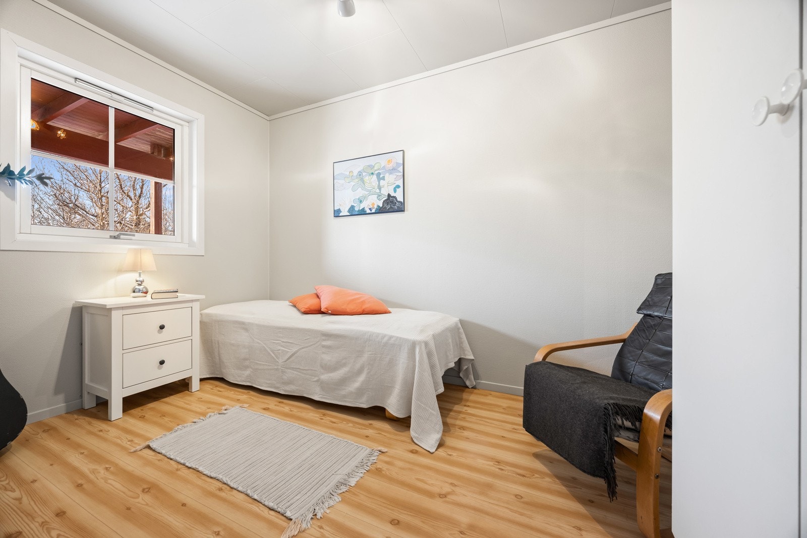 Det er 3 soverom i underetasjen Galleribilde