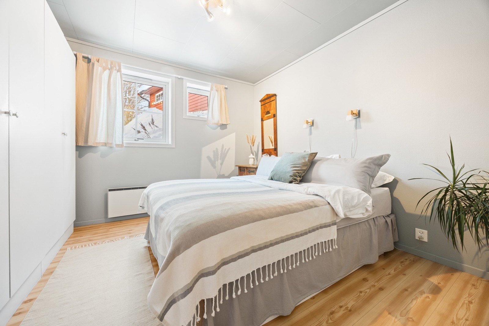 Hovedsoverom med godplass for garderobeskap Galleribilde