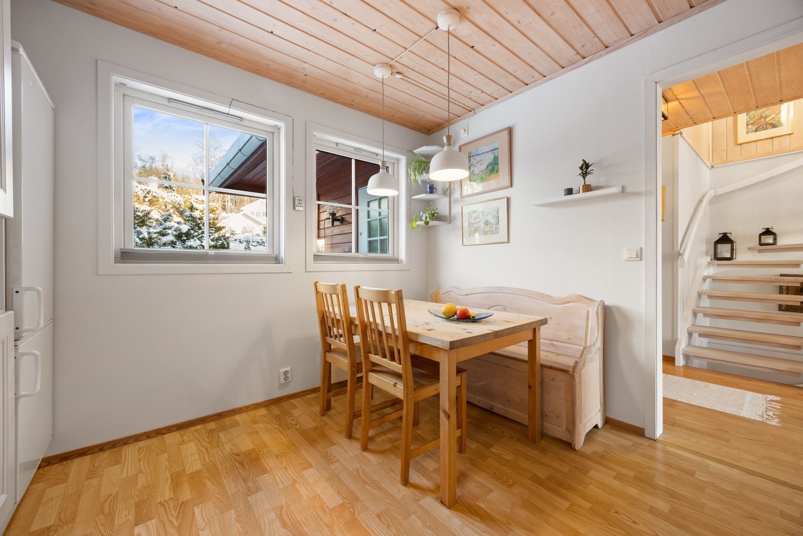 Stort kjøkken med spiseplass Galleribilde