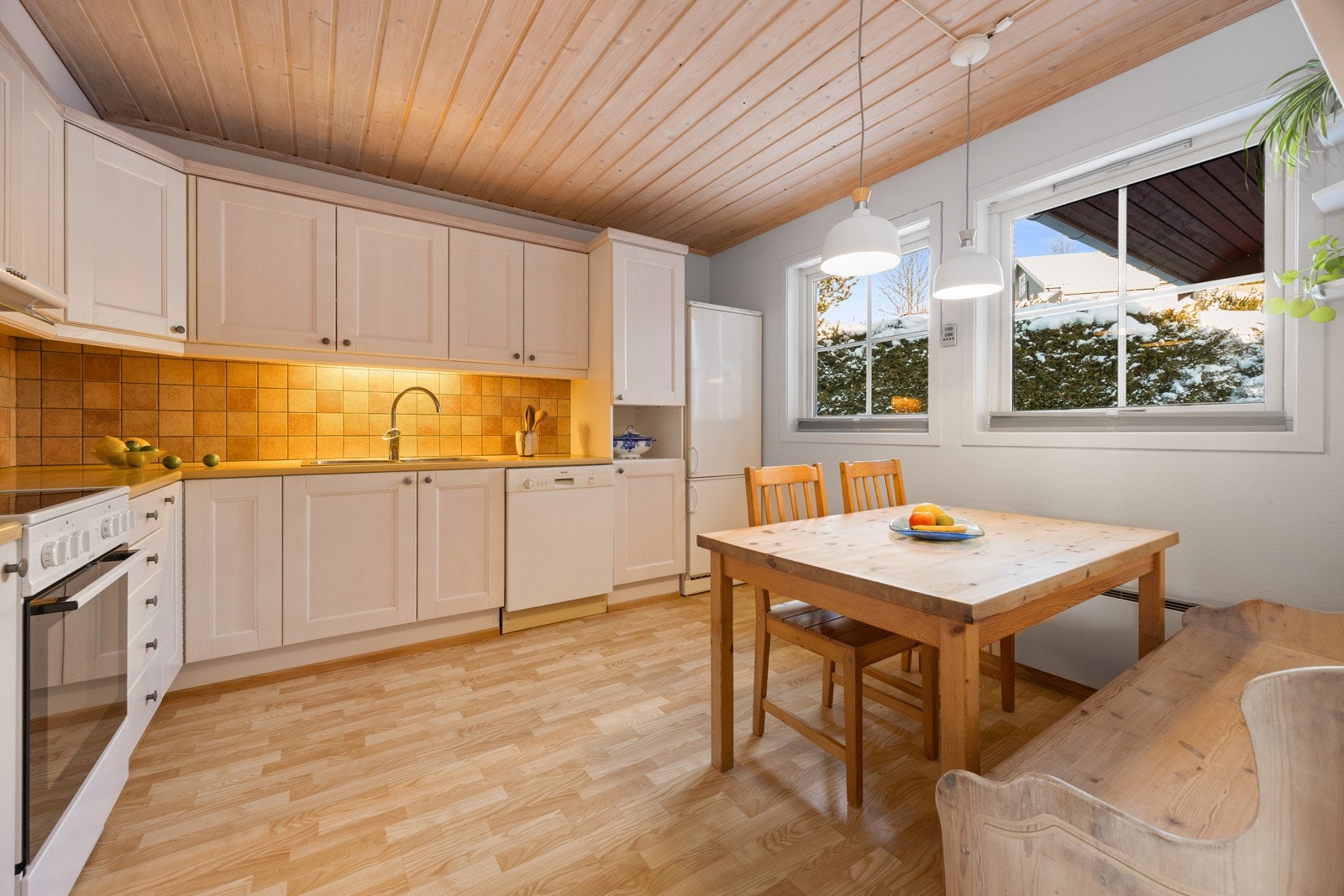 Stort kjøkken med spiseplass Galleribilde