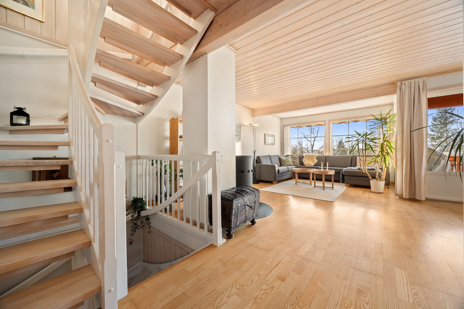 Trapp til 2. etasje Galleribilde