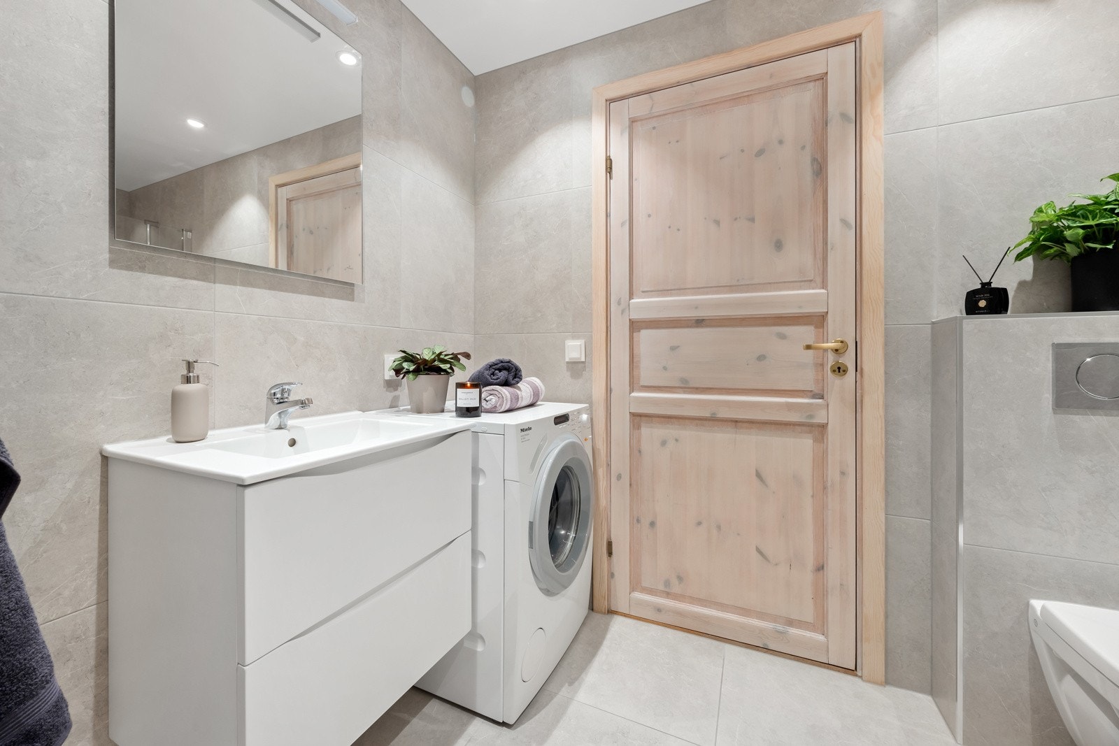 Pent flislagt bad i underetasjen - fra 2021 - dokumentasjon følger Galleribilde