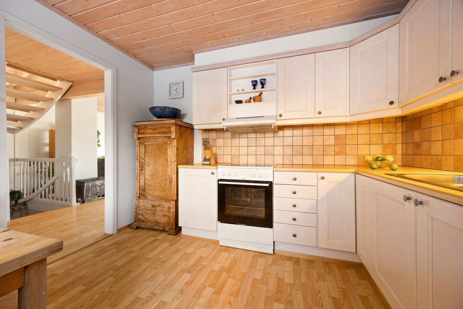 Stort kjøkken med spiseplass Galleribilde