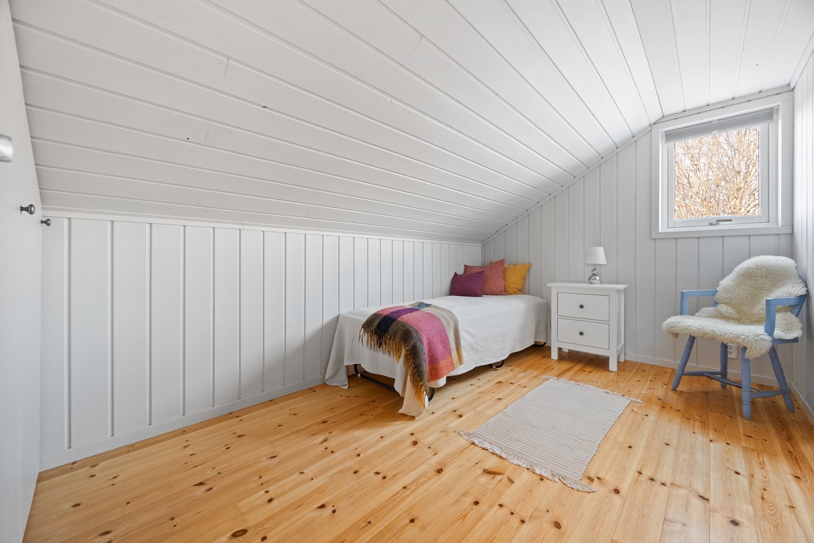 Det er 2 soverom og tv- stue i 2. etasje Galleribilde