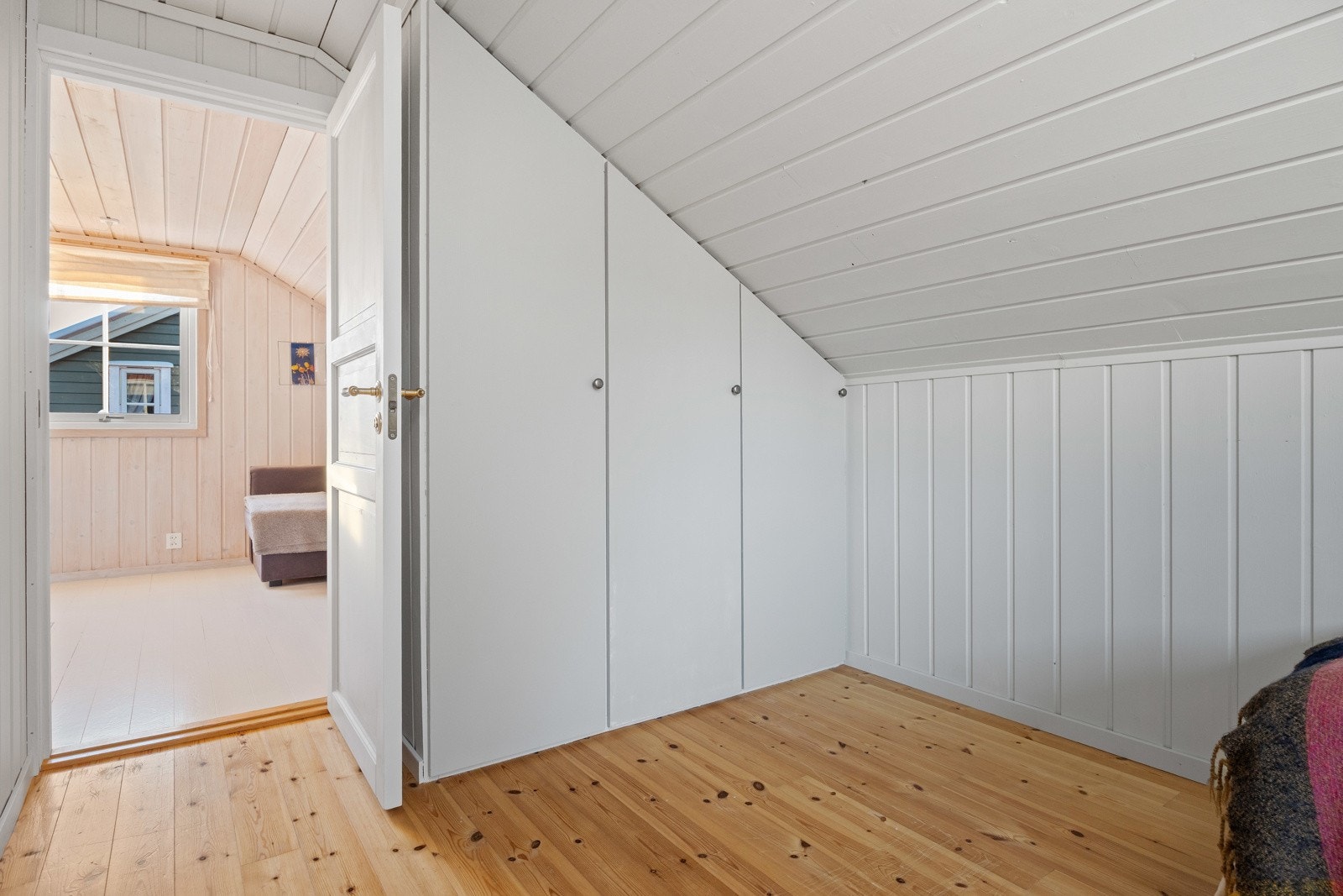 Plassbygd garderobe i begge soverommene i 2. etasje Galleribilde
