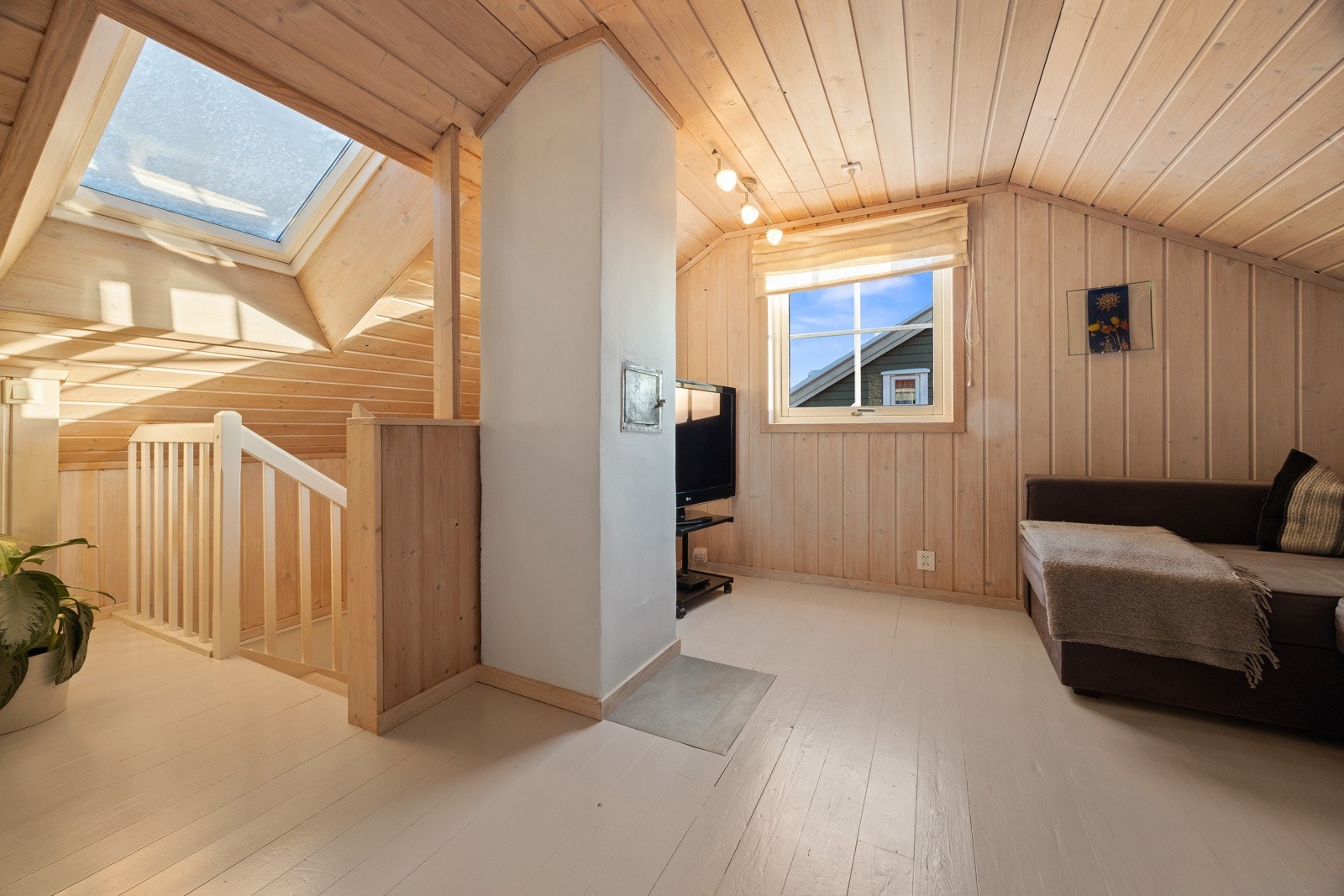 Det er 2 soverom og tv- stue i 2. etasje Galleribilde