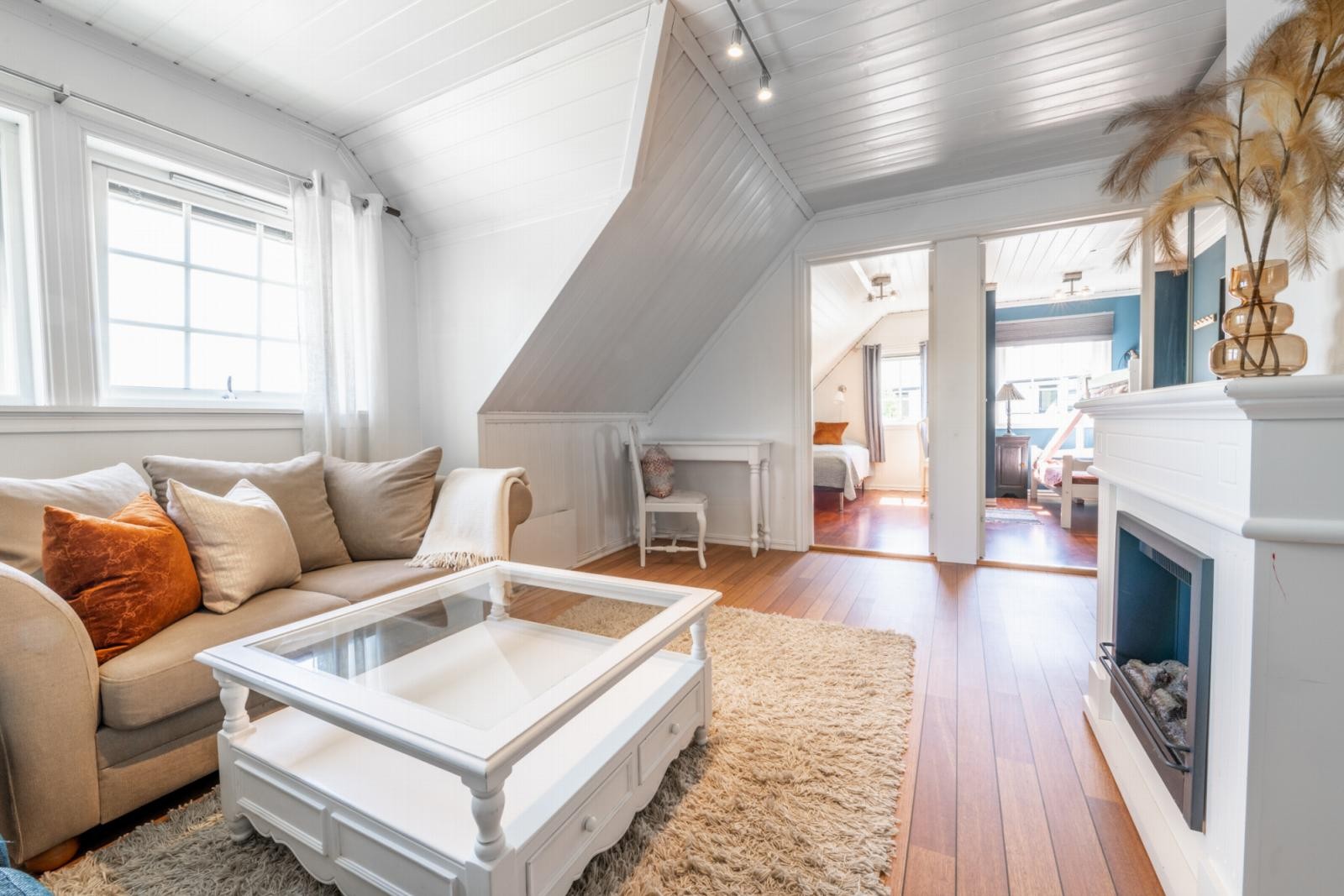 Loftstue med inngang til to soverom Galleribilde