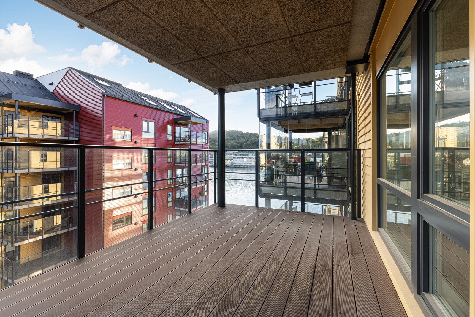 Deilig, overbygget terrasse med utsikt mot elva Galleribilde