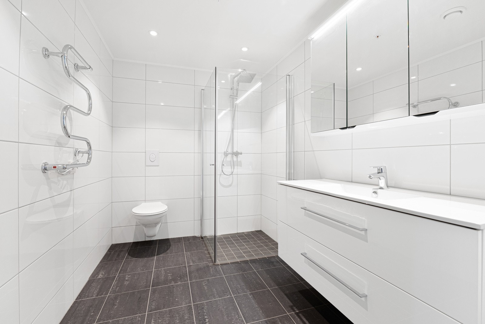 Bad 1 - Pent, flislagt bad med varme i gulv. Galleribilde