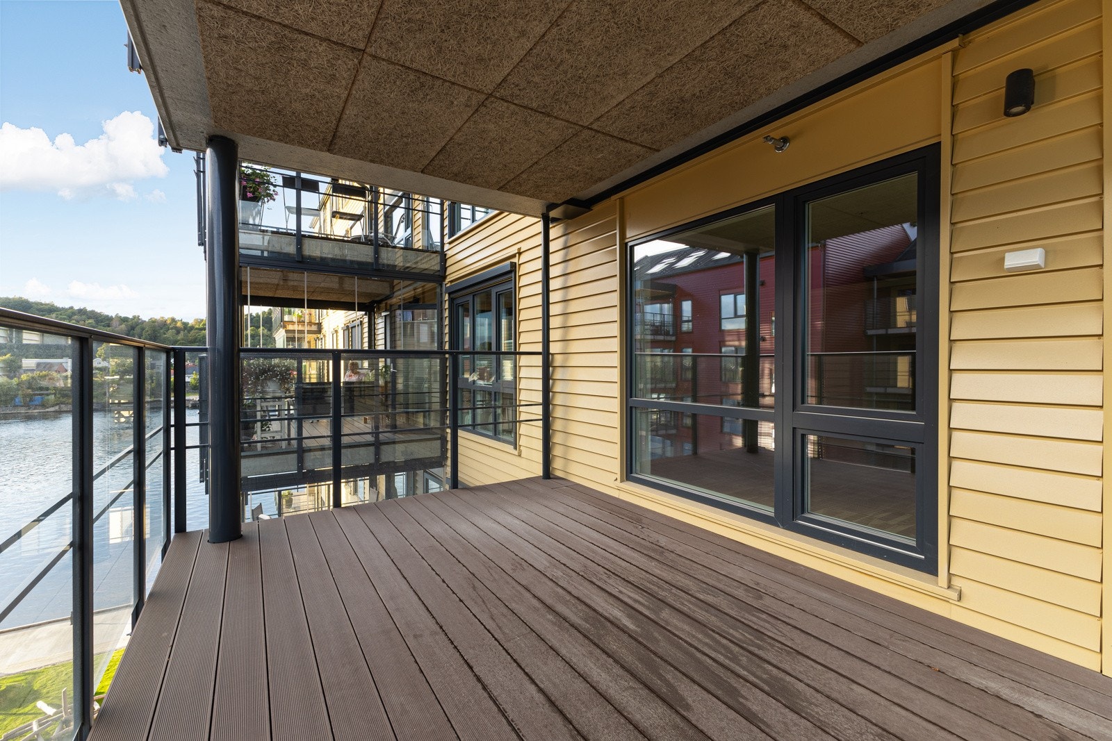 Deilig, overbygget terrasse med utsikt mot elva Galleribilde