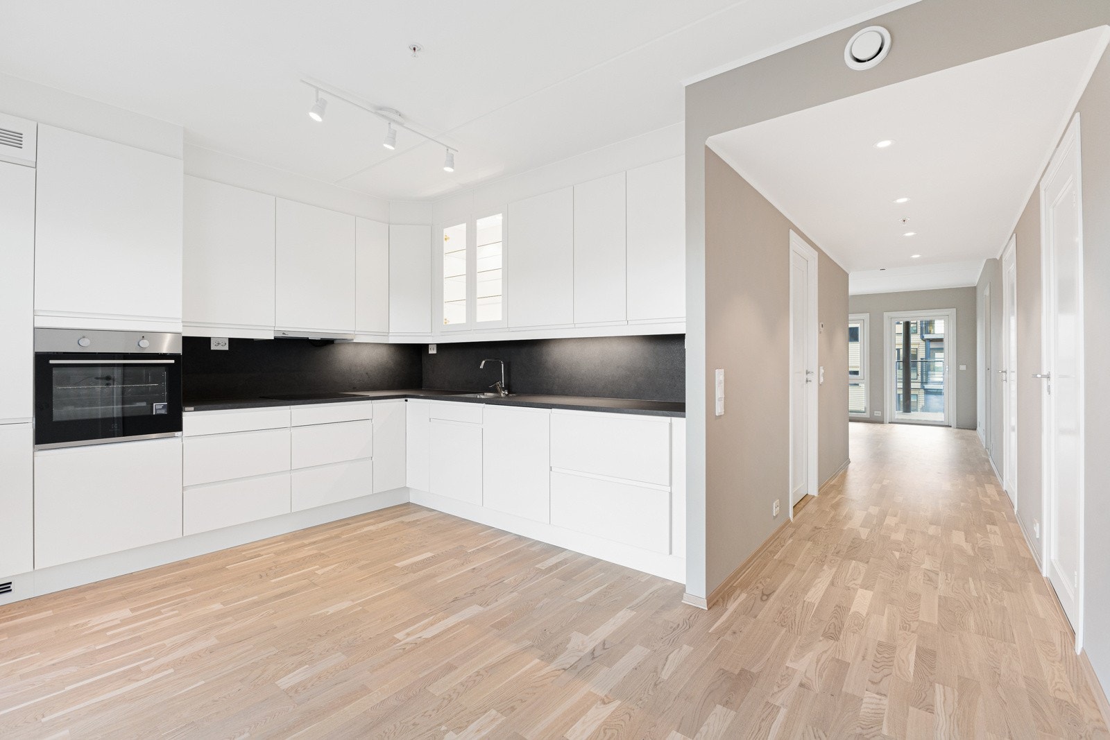 Det er gjort gjennomtenkte materialvalg som danner et helhetlig uttrykk. Galleribilde