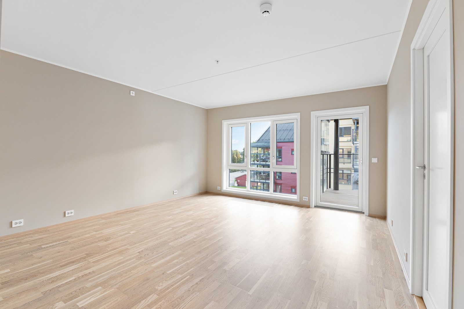 Store vindusflater slipper inn mye sollys og det er terrasser i begge ender for opptimale solforhold igjennom dagen, samt at det bidrar til en flott utvidelse av leiligheten. Galleribilde