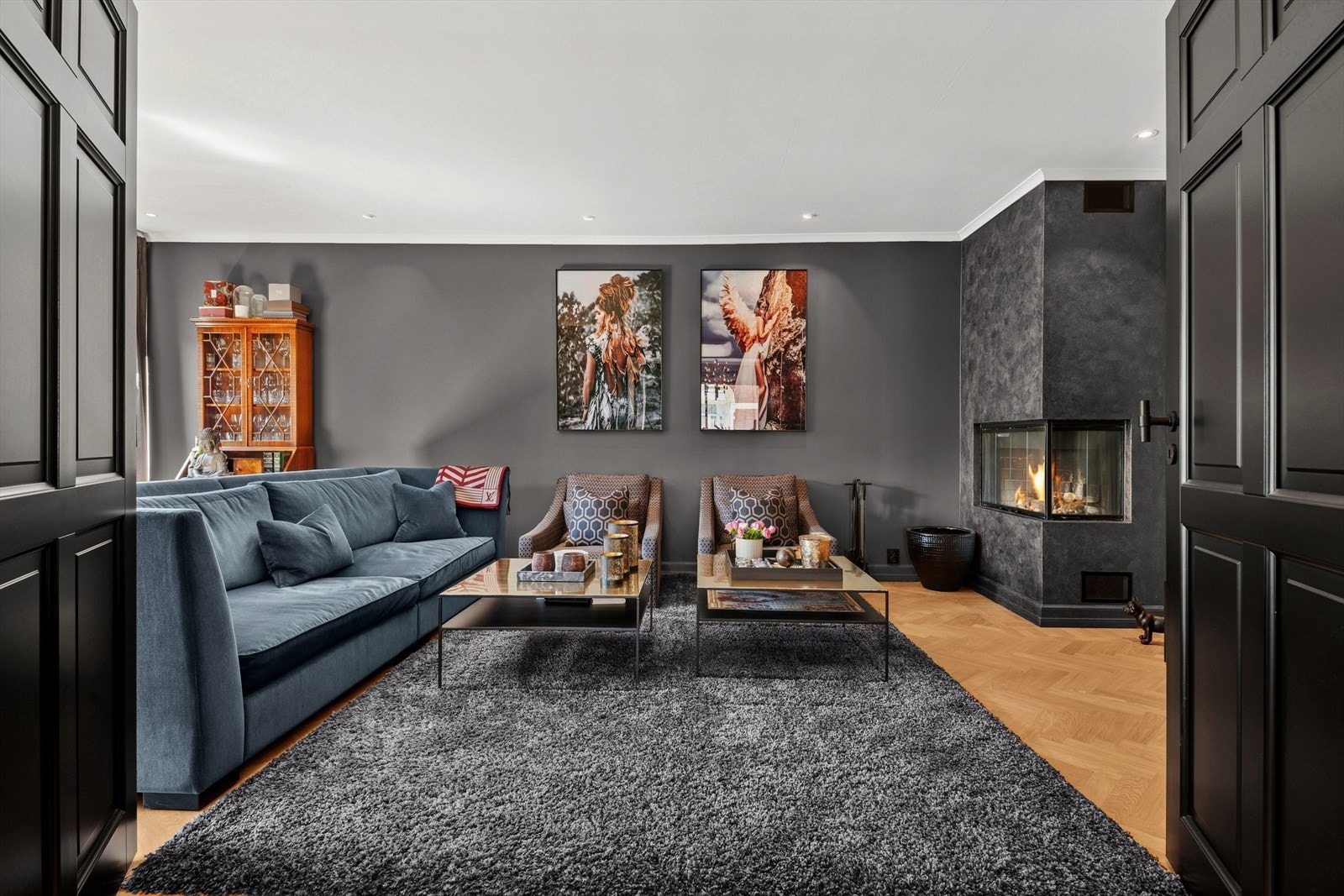 Leiligheten kombinerer klassisk eleganse med moderne komfort. Galleribilde