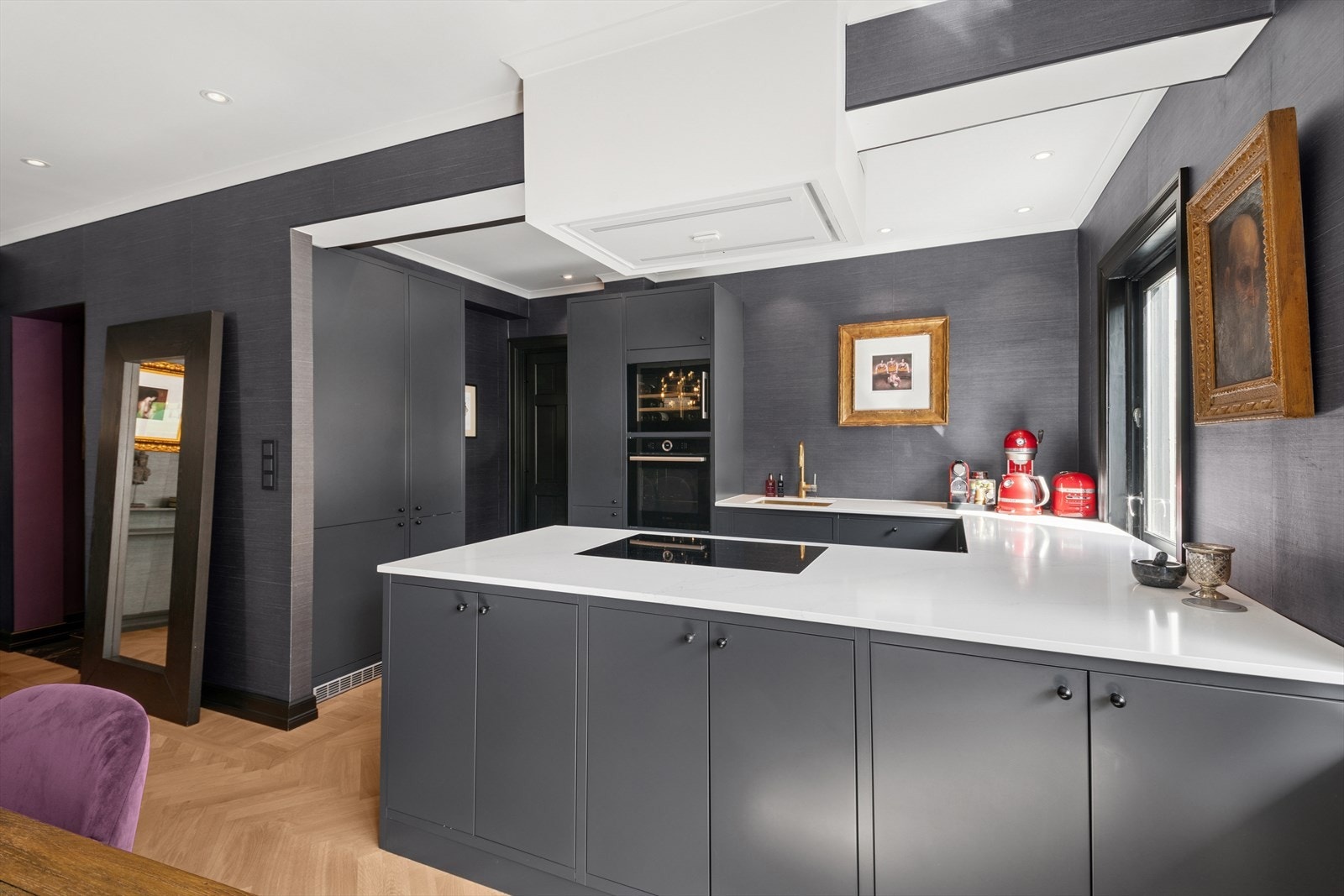 Alle hvitevarer er integrert i innredningen. Det er kjøkkenvifte med avtrekk til ventilasjonskanal. Galleribilde