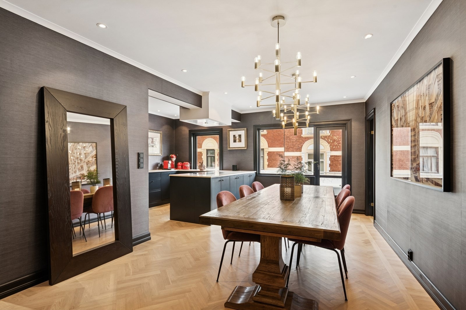 På kjøkkenet og i stuen er det lagt gulv i heltre. Galleribilde