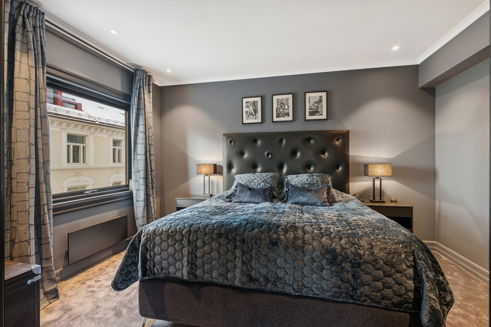 Hovedsoverommet er av god størrelse og har fin plass til dobbeltseng, nattbord og eventuelt annet ønsket møblement. Galleribilde