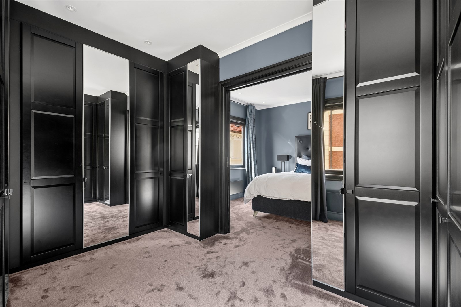 Walk-in i forbindelse med hovedsoverommet. Galleribilde