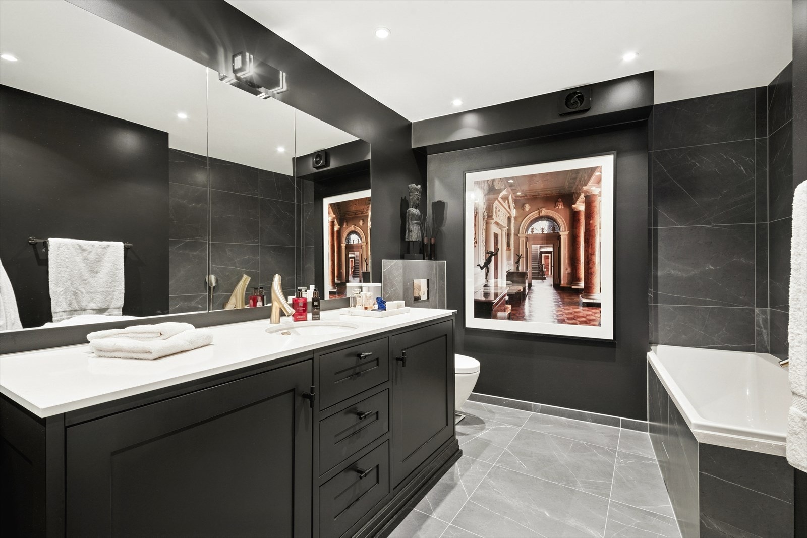 Baderomsinnredningen er levert av møbelsnekker Bache-Wiig og Reitan. Galleribilde