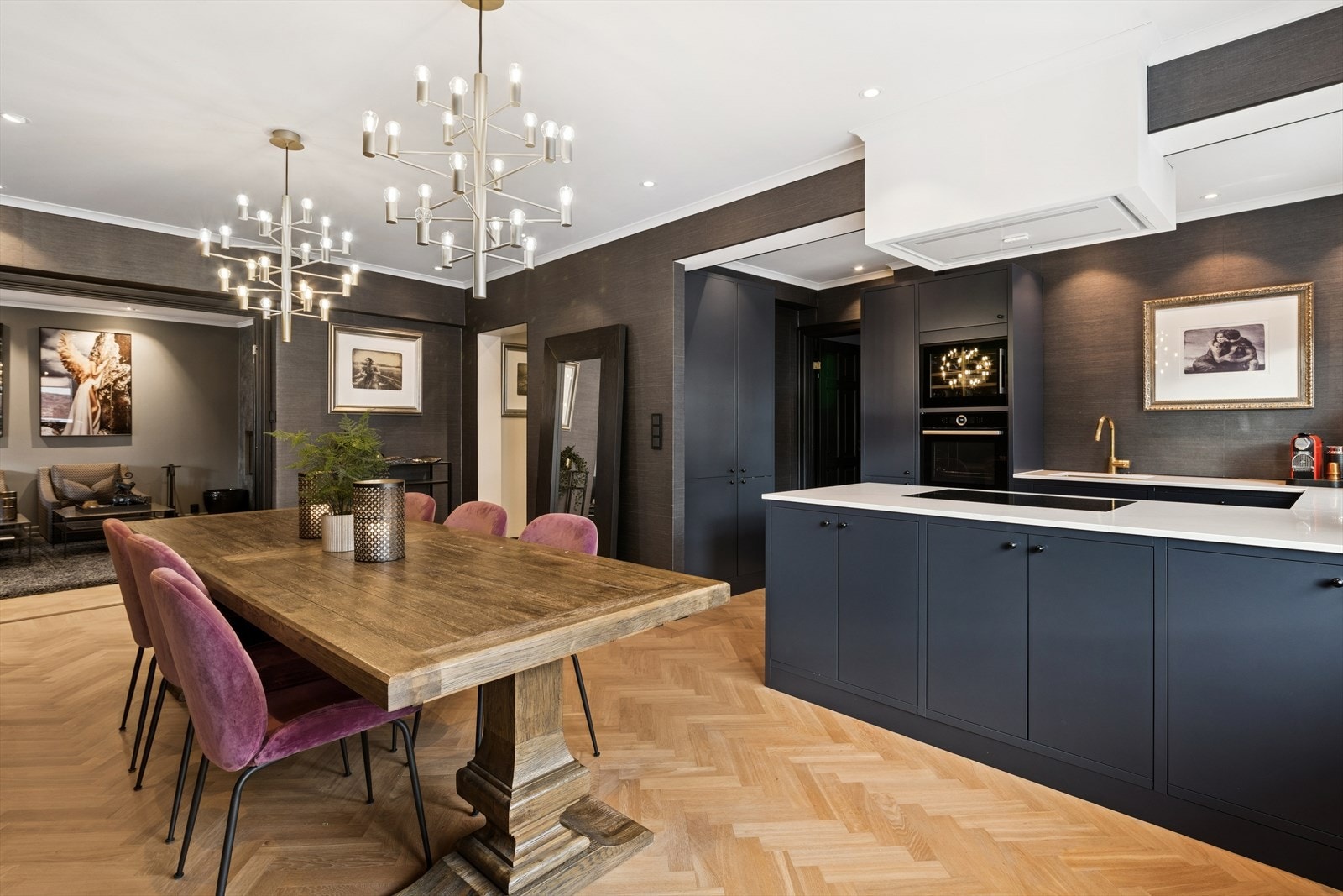 Åpen løsning mellom spisestue og kjøkken, der veggene er kledd med lekker tapet fra Élitis som gir rommet et sofistikert og moderne uttrykk. Galleribilde