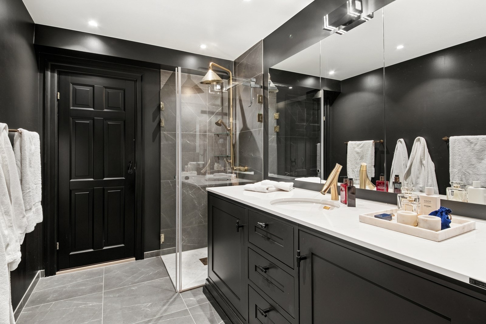 Messing armaturene fra Philippe Starck tilfører en elegant kontrast. Galleribilde