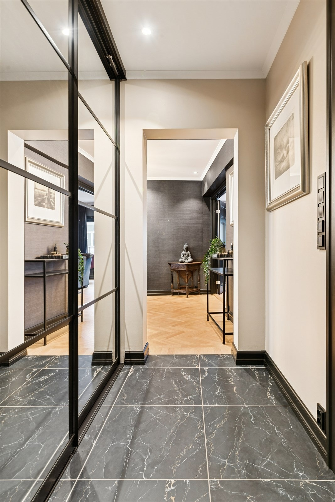 Leiligheten har en romslig og innbydende entré . Det er downlights i himling. Godt med skapplass i skyvedørsgarderoben. Galleribilde