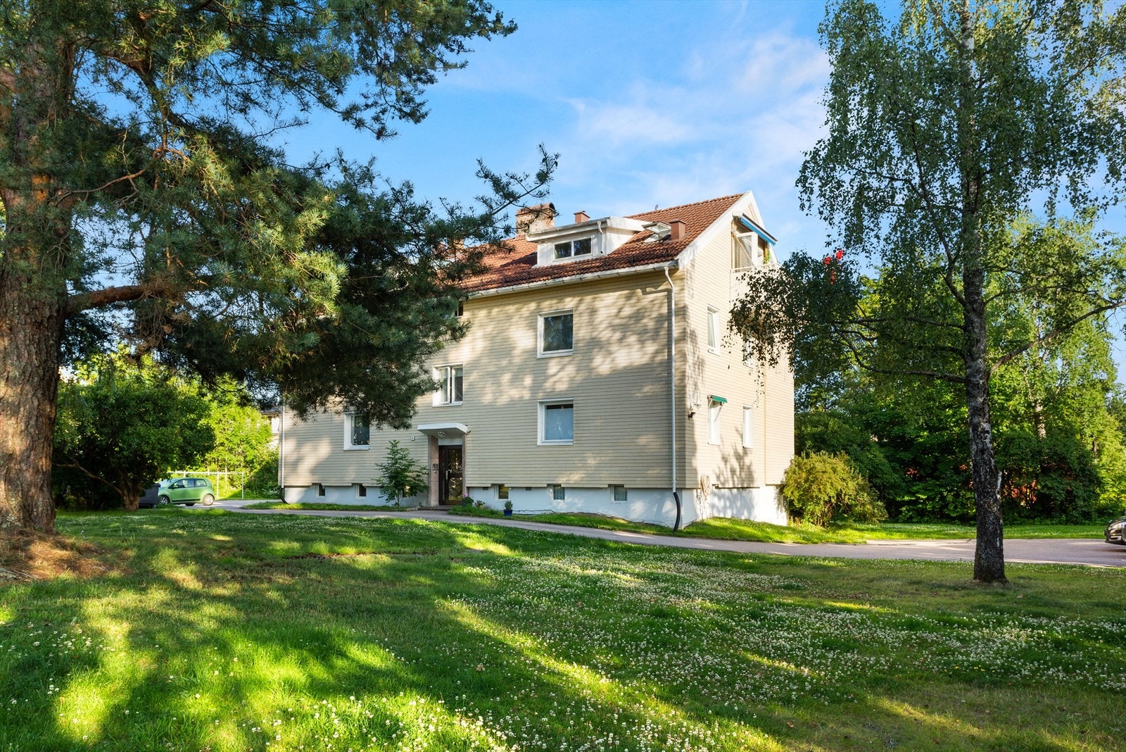 Sameiet har også en stor og tilbaketrukket felleshage. Galleribilde