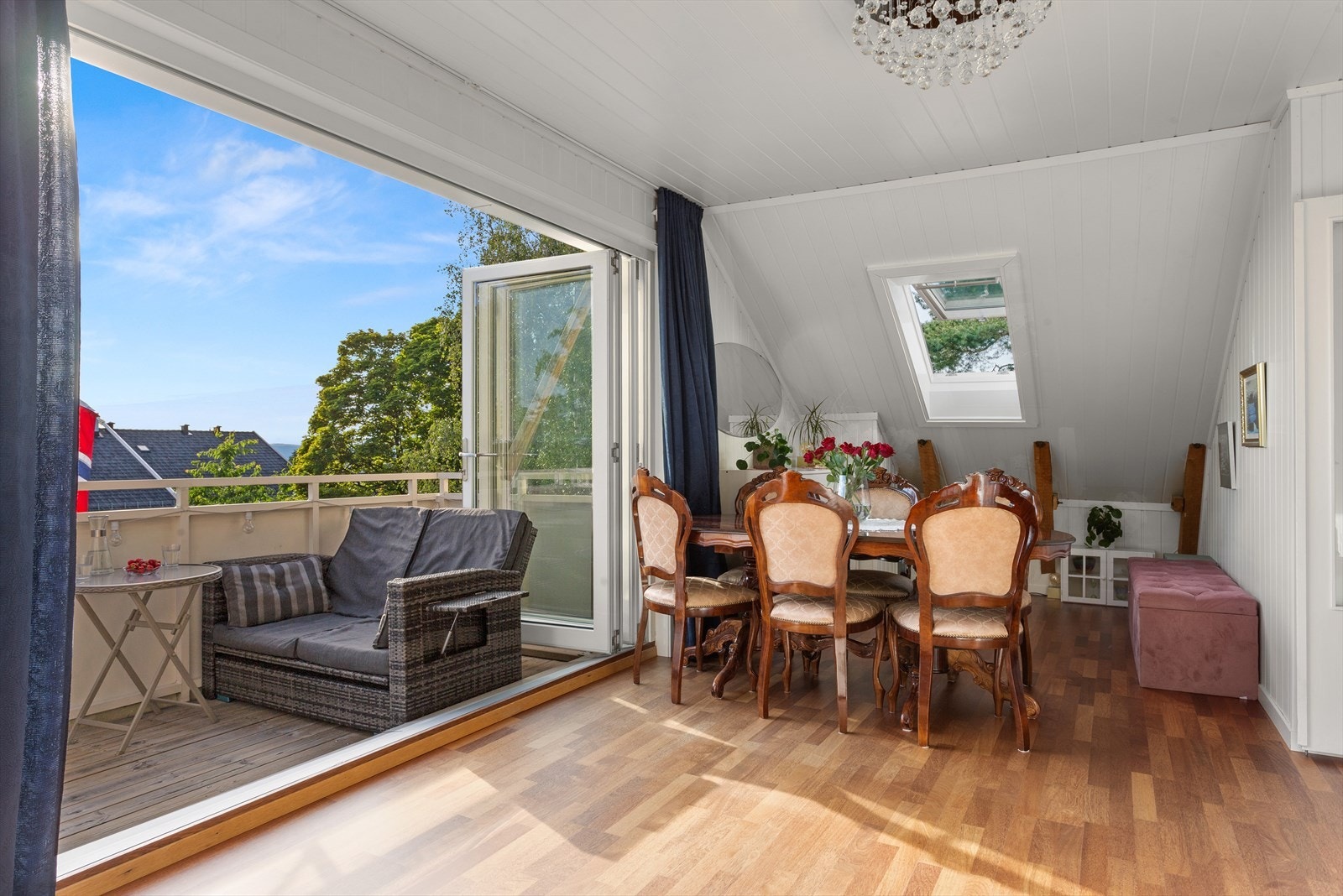 Den solrike beliggenheten gir en sjelden kombinasjon av både soloppgang (fra takvinduet) og solnedgang, som kan oppleves store deler av året. Galleribilde