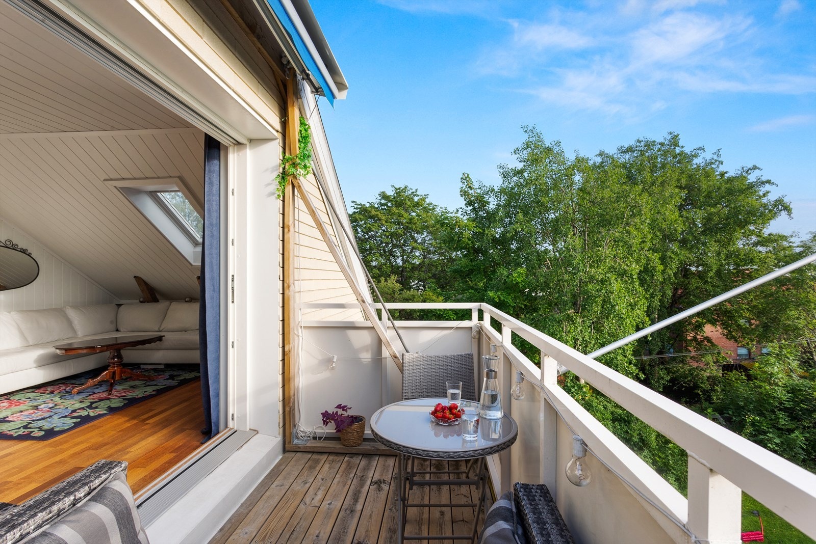 Sol på balkongen fra ca. kl. 11:00 til 21:00 om sommeren. Solen kommer tidligere i det søndre takvinduet (topphengslet), og midt på sommeren kan man se solnedgangen fra kjøkkenvinduet kl. 22:30. Her vises balkongen på kveldstid. Galleribilde