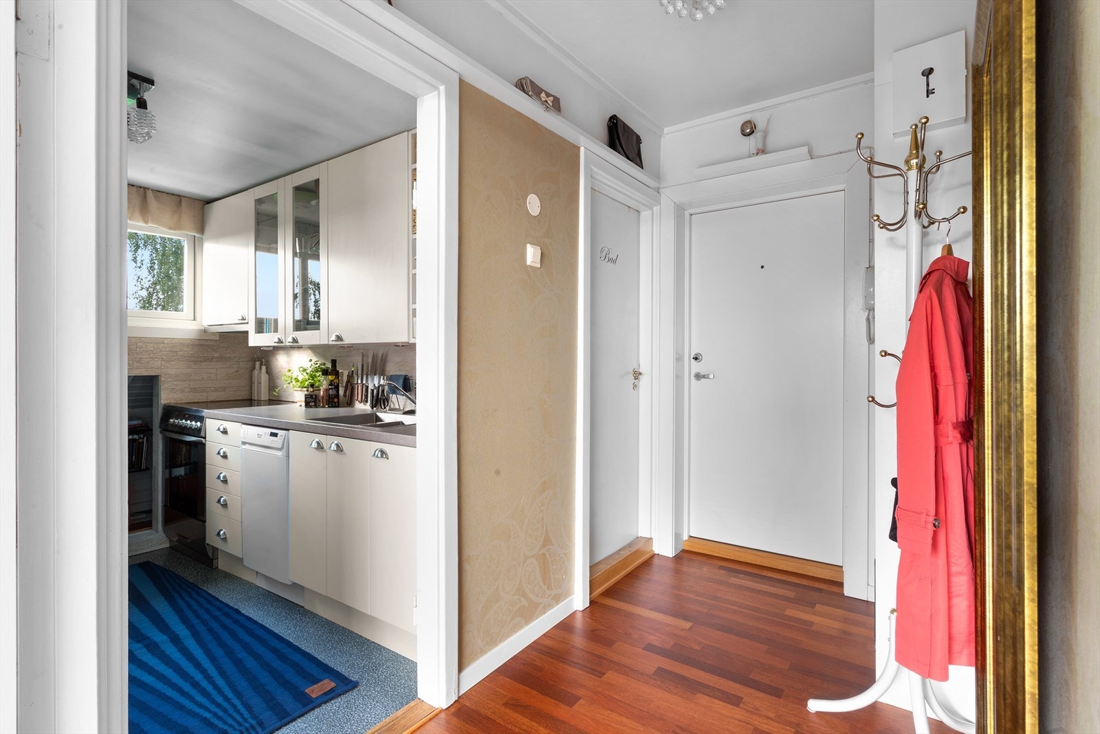 Du ønskes velkommen inn i leiligheten gjennom entreen. Galleribilde