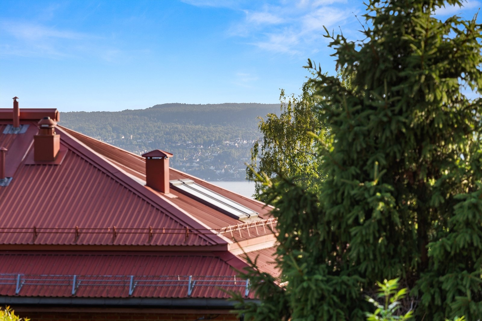 Lys og innholdsrik leilighet godt tilbaketrukket fra veien med solrik balkong, herlig utsyn og unike kvaliteter. Galleribilde