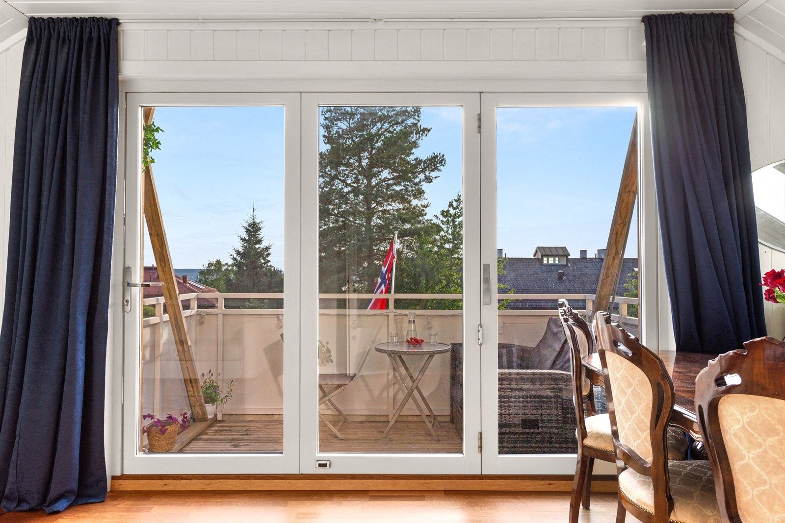 Takket være en stor foldedør åpnes hele rommet opp mot balkongen, noe som gir en luftig og romslig følelse samtidig som man kan nyte solen helt inn i sofakroken. Galleribilde