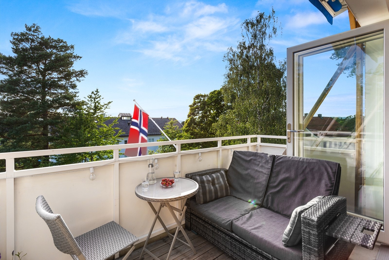 Boligen ligger svært solrikt til, og har fin utsikt vinter som sommer! Galleribilde