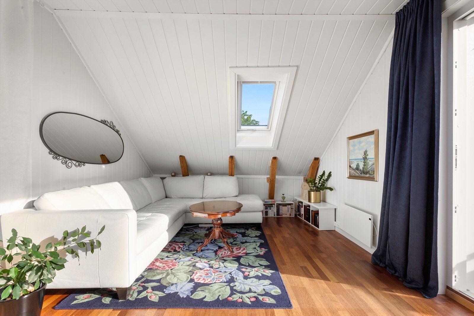 Stuen er romslig og praktisk innredet, med god plass til både sofagruppe og spisebord Galleribilde