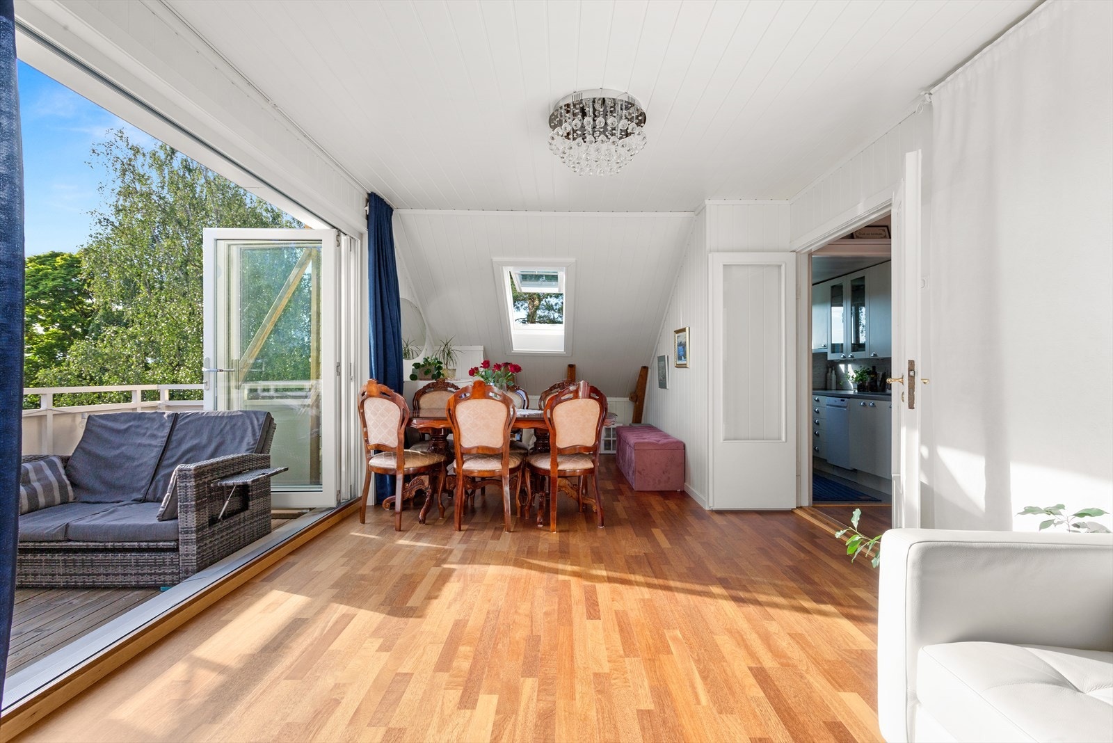 Stuen er leilighetens naturlige samlingspunkt, med en lun og innbydende atmosfære. Galleribilde