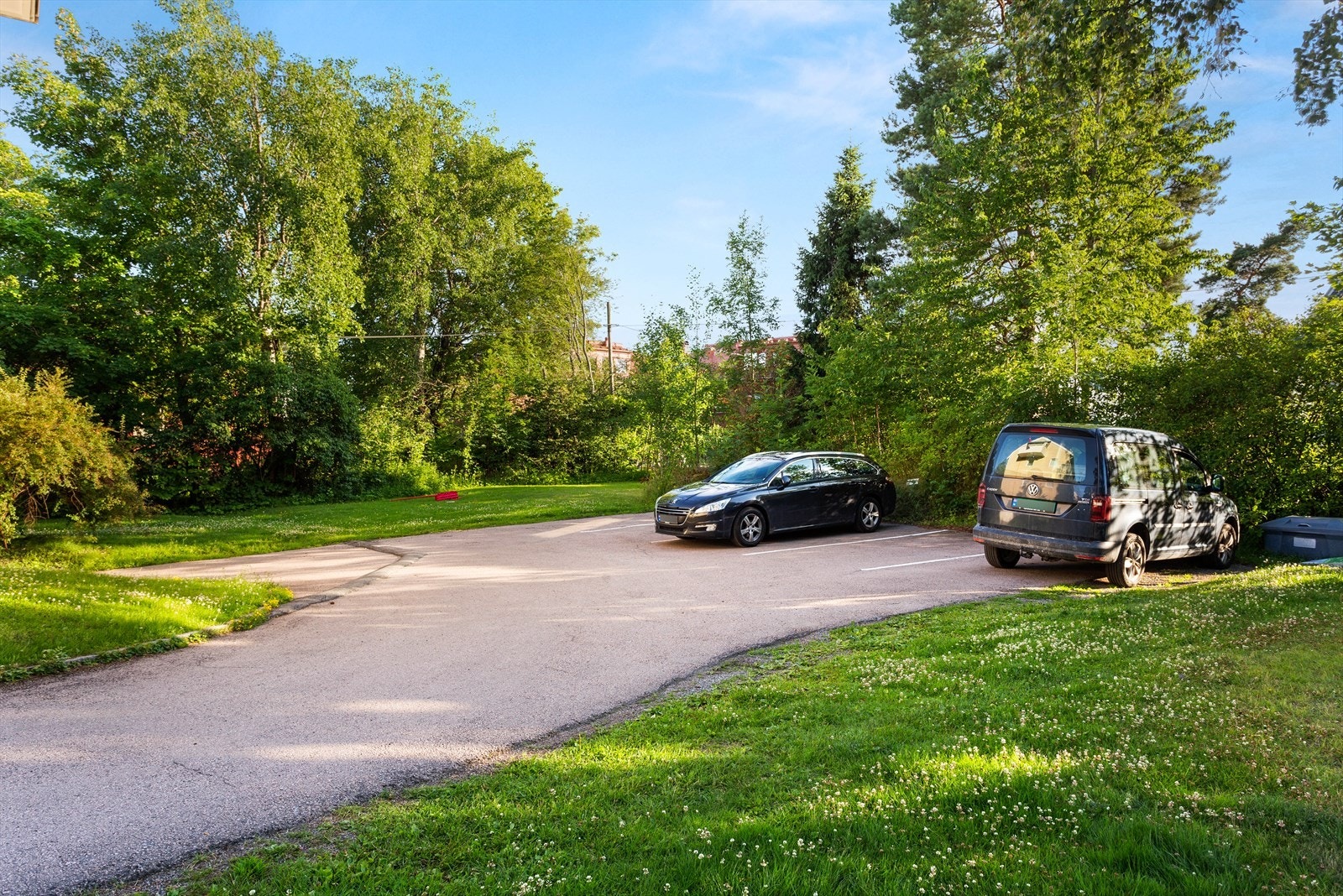 Alle boligseksjoner disponerer en oppstillingsplass til en bil som følger ved salg. Galleribilde